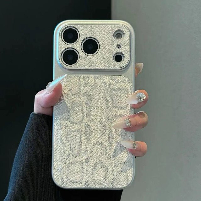 Apple iPhone 17 Pro Max und iPhone 15 Pro Schutzhülle mit Schlangenhaut-Textur in Silber - Bild 1