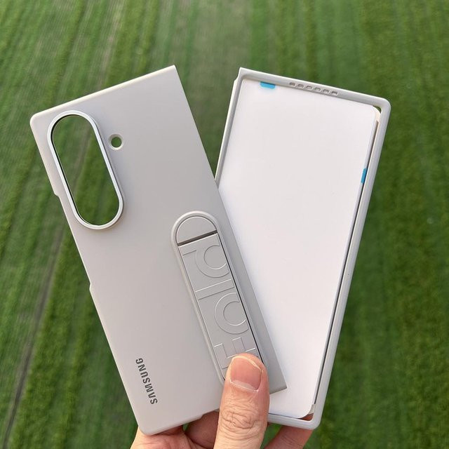 Samsung Galaxy Z Fold 6 5G Silikonhülle mit Ständerfunktion in Hellgrau mit mattem Finish und Vollschutz - Bild 1