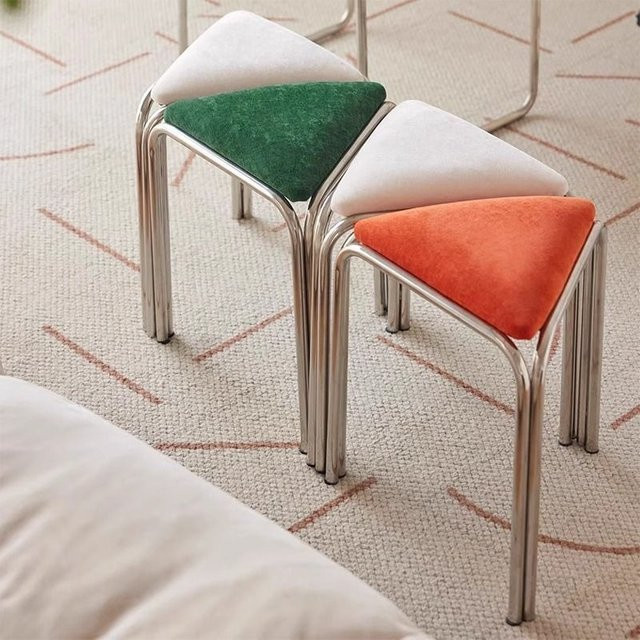 Stapelbarer dreieckiger Hocker von LIUSHADUOLA im Retro-Stil aus Edelstahl und rotem Stoff für Café und Restaurant - Bild 1