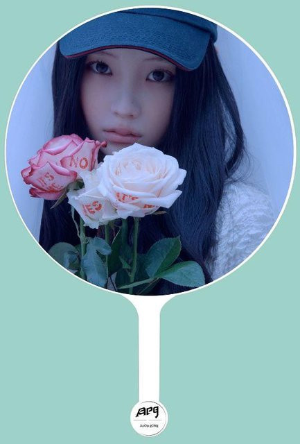 Exklusives ILLIT x ApopGong Bilder-Plakat Wonhee in runder Form - Bild 1