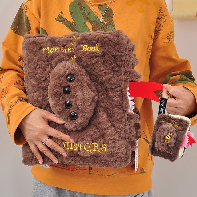 HUGKIS Harry Potter Monsterbuch der Monster, Plüsch, Schlüsselanhänger und Kissen - Bild 1