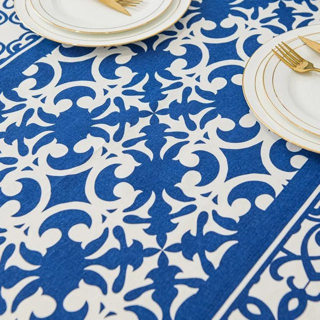 Rechteckige Tischdecke von Super Six mit blau-weißem Porzellan- und Blumenmuster im chinesischen Stil aus Baumwolle, B/T: 140 x 140 cm - Bild 1