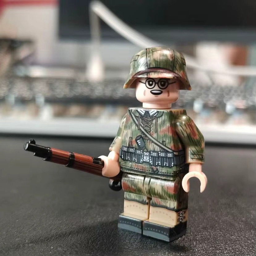 Hot Toys Spielfigur Tarnfarbener Soldat, PVC-Modell, 4cm - Bild 2