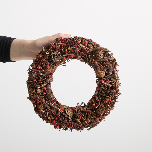 Zapfenkranz Beere von BLUME2000 in Braun und Rot mit Zapfen, Rinde, Holz, Beeren und Sisal für den Tisch - Bild 1