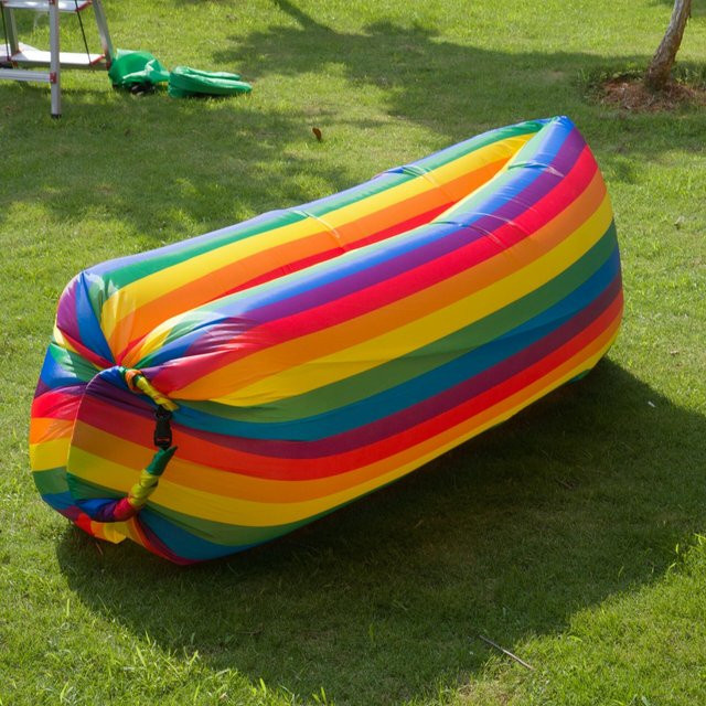 Aufblasbare Luftcouch als Liegesofa und Schlafmatte für Camping, Strand und Outdoor, wasserdicht, mehrfarbig gestreift - Bild 1