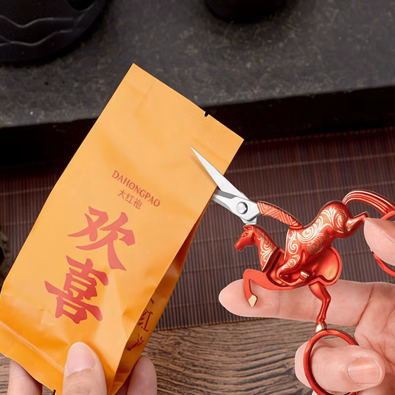 Professionelle Stickschere aus Metall in Rot für Kreuzstich und Tee-Kunst mit Retro-Einhorn-Motiv - Bild 4