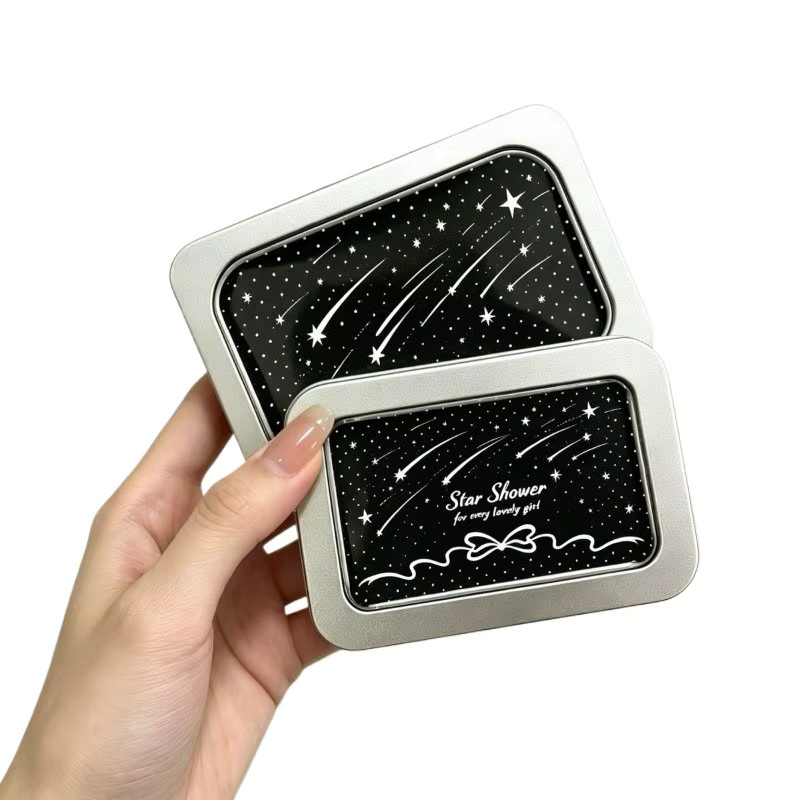 Quadratische silberne Blechdose mit Sichtfenster aus Metall als Aufbewahrungsbox für Fotokarten, Ausweise und Zubehör - Bild 5