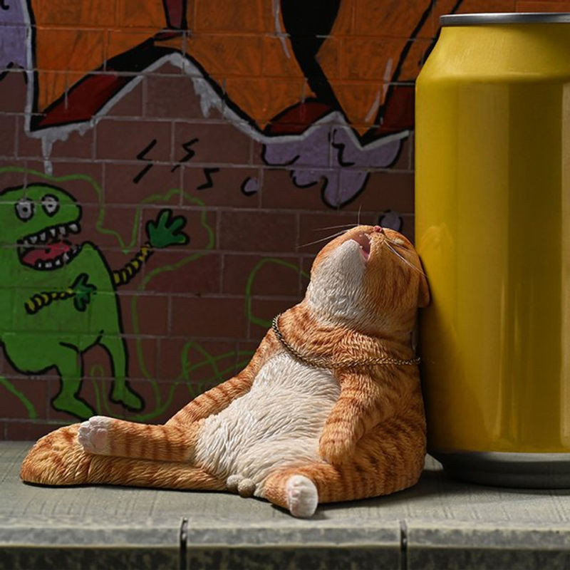 Dekorative Betrunkene Katze als Kunstharz-Skulptur in Orange für deine Auto-Innendekoration oder Heim-Dekoration - Bild 1