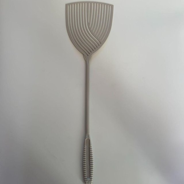 EPniceak Fliegenklatsche aus Kunststoff mit langem Griff in Grau und Beige mit gestreiftem Design für den Innenbereich - Bild 1