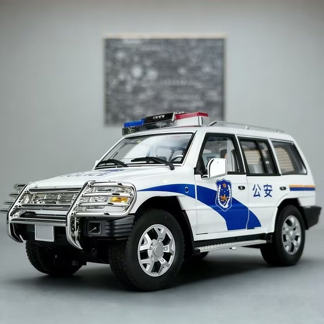 RMZ city Mitsubishi Polizeiauto Cruiser LC300 SUV, Modell, 1:18, mit Musik und Licht - Bild 1