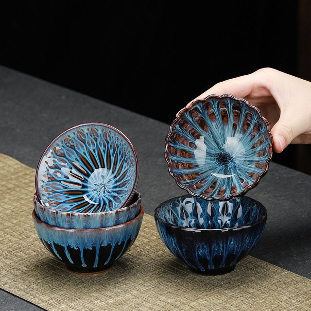 Blau gestaltete Jian Zhan Teeschale aus Keramik mit floralem Rand für Gongfu Tee und Zen Meditation - Bild 1