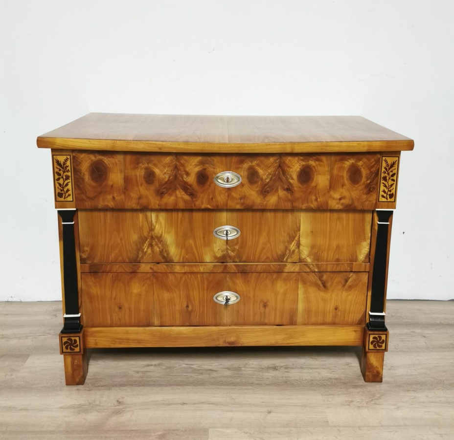 Antikhof Brück Biedermeier Pilasterkommode aus Kirschbaum mit Intarsien in Braun, B/T/H: 113 x 60 x 85 cm - Bild 1