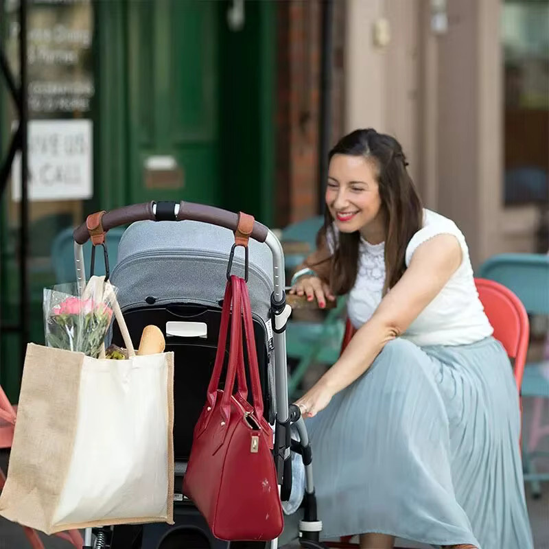 Multifunktionaler Kinderwagen Haken aus PU-Leder in Grau oder Braun mit verstellbarer Aufhängung zur Organisation deiner Wickeltasche - Bild 4