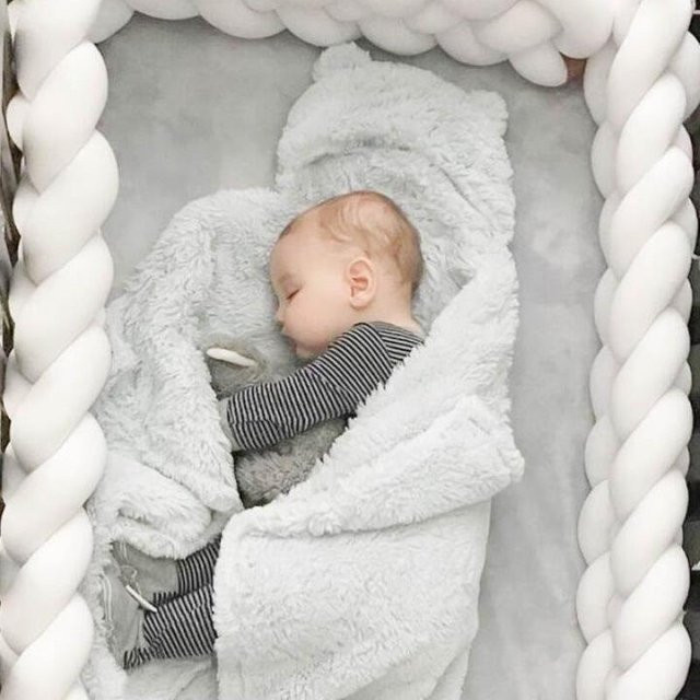 Chose One Babybett Kollisionsschutz Bettstreifen Dreistrang-Zopf mit weicher Polsterung in Weiß, 3m - Bild 1
