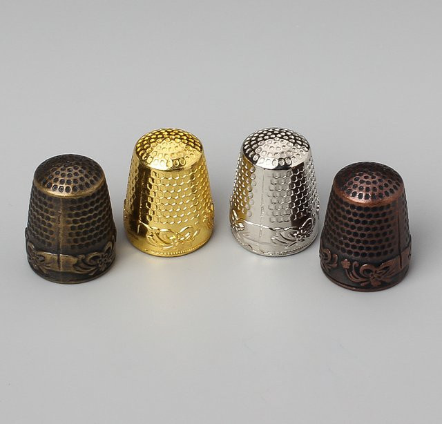 Retro Fingerhut Ring aus Metall im Antik-Look für Handarbeit und DIY-Nähzubehör - Bild 1