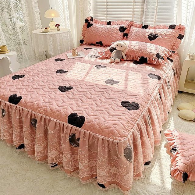 Dreiteiliges Bettwäsche-Set von Your Warm Home in Pink mit gestepptem Baumwollspitze-Spannbettlaken und Tagesdecke im Prinzessinnen-Stil, B/T: 180 x 220 cm - Bild 1