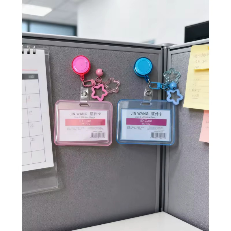 Tragbarer Kartenhalter in Pink aus Kunststoff mit Einziehfunktion für Ausweise, Reisepässe und Führerscheine - Bild 4