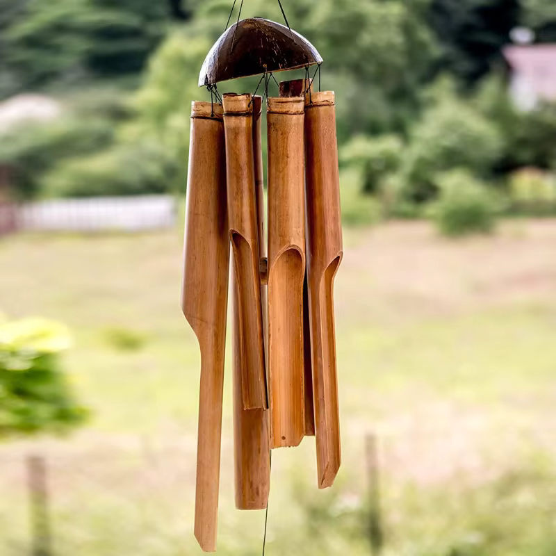 Handgefertigtes Bambus-Windspiel mit fünf Röhren aus Kokosnussschale und Holz in Hellgrau und Braun zur hängenden Dekoration für Garten und Zuhause - Bild 2