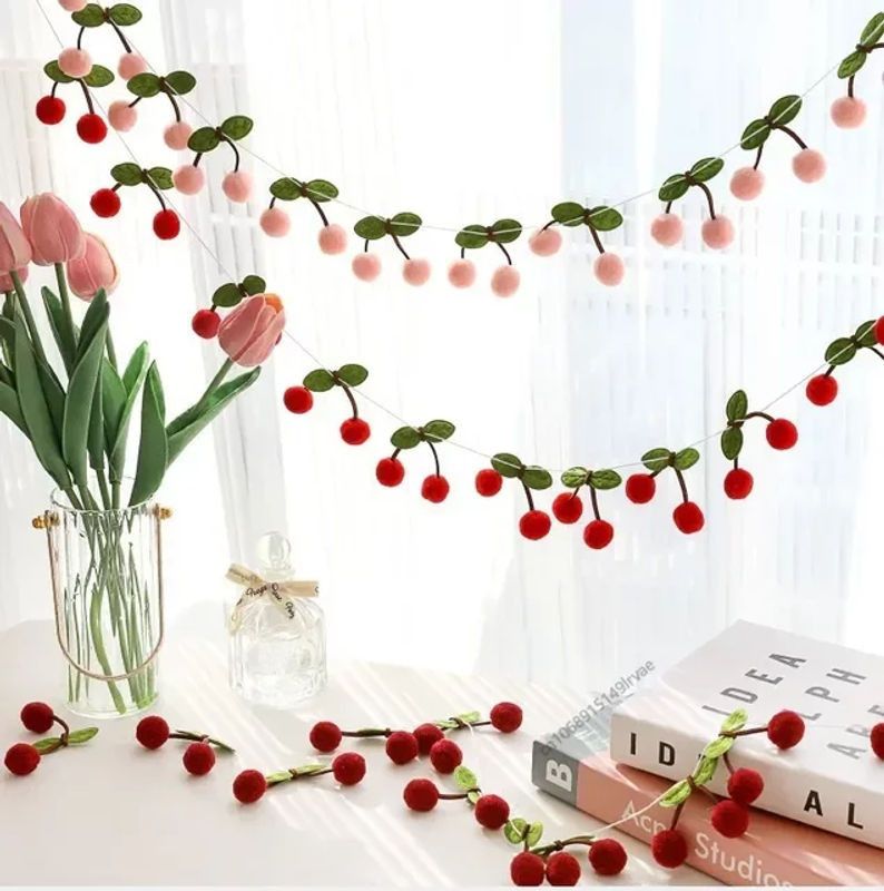 Handgemachte Kirschfilz Girlande mit Pompoms als Wandbehang für Kinderzimmer und Partys in Rosa und Mehrfarbig - Bild 1