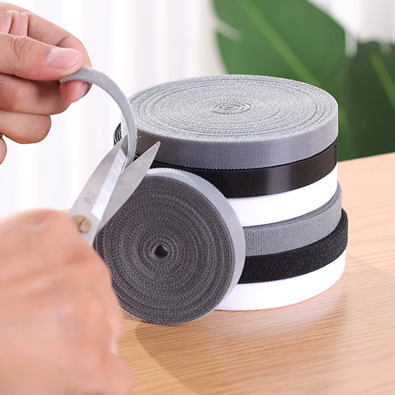 Multifunktionaler USB Kabel Organizer und Draht Wickler zum DIY-Zuschneiden in Weiß und Grau - Bild 2