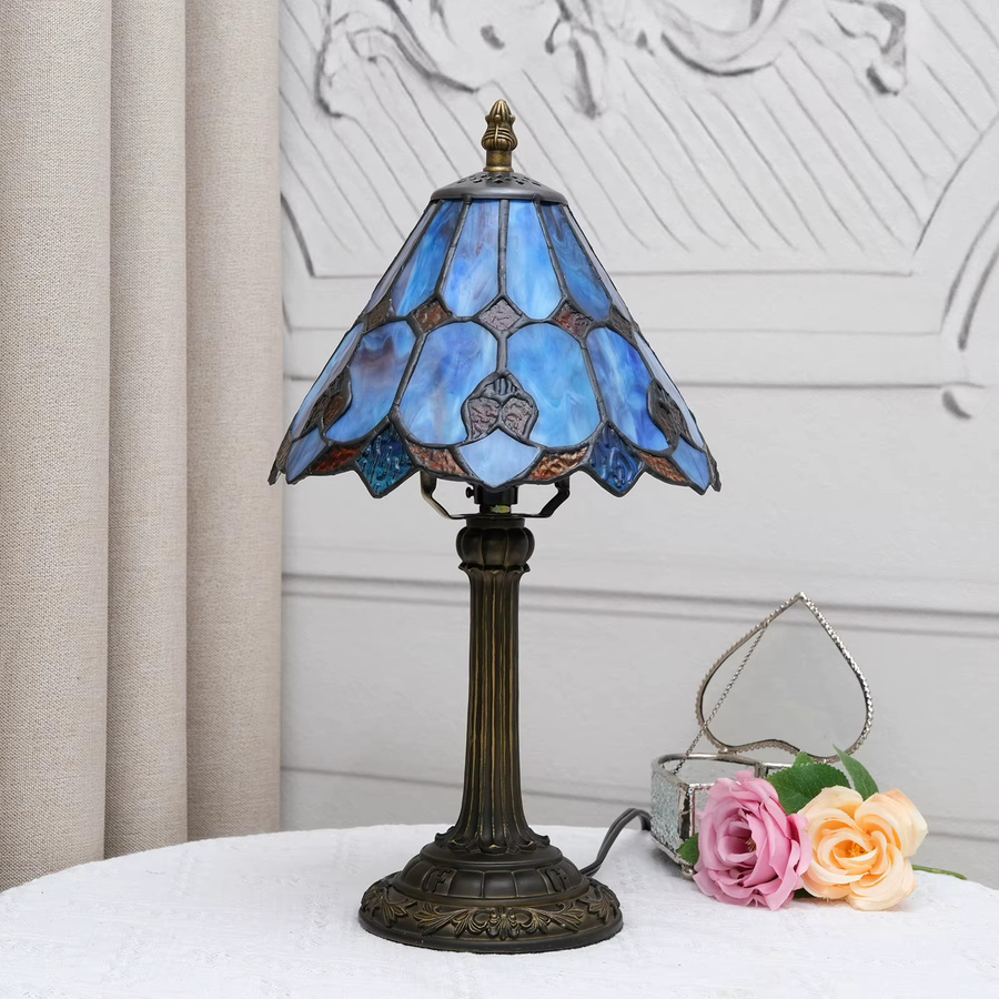 Buntglas-Tischlampe im Barock-Stil mit blauem Glasschirm und Bronze-Sockel, Höhe: 36,5 cm, Breite: 20,3 cm - Bild 3