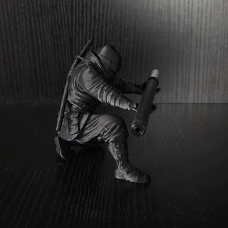 3D Ninja Stifthalter aus Kunststoff in Schwarz als kreative Schreibtischdekoration - Bild 3