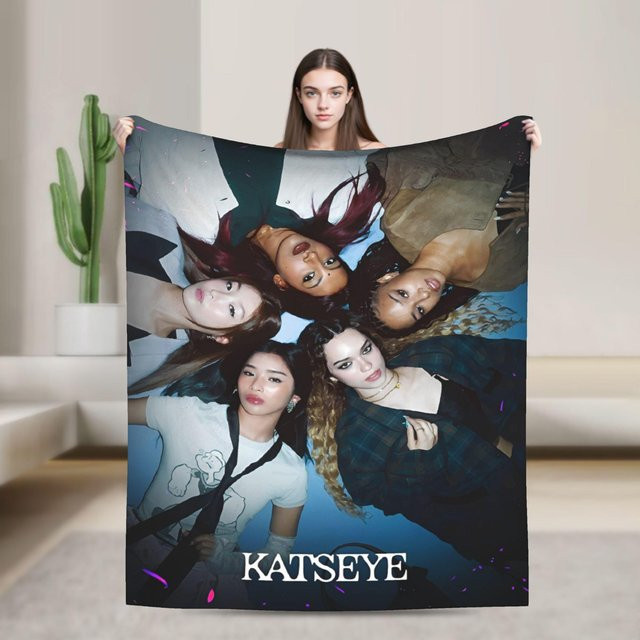 Katseye Kpop Musik Plüschdecke als warme Überwurfdecke für Bettwäsche und Wohnzimmer, Farbe: Weiß/Mehrfarbig, B: 75 cm, H: 100 cm - Bild 1