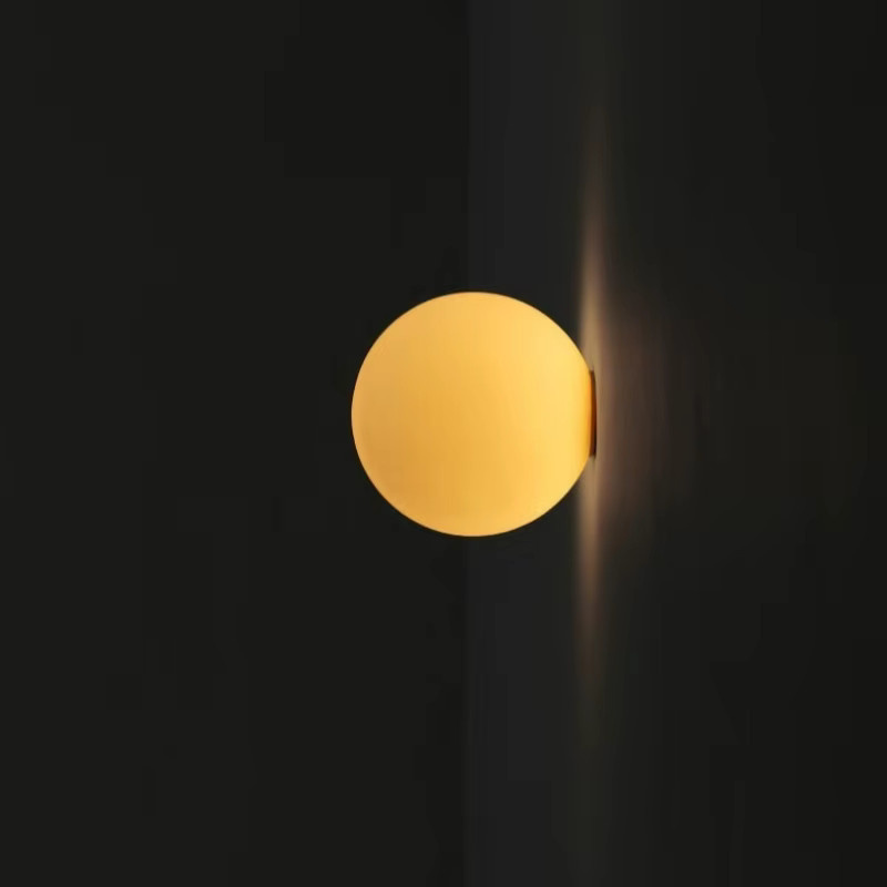 Khelse Nordic LED Wandlampe mit milchweißem Glaskugel-Schirm in Weiß und Gold/Messing - Bild 2