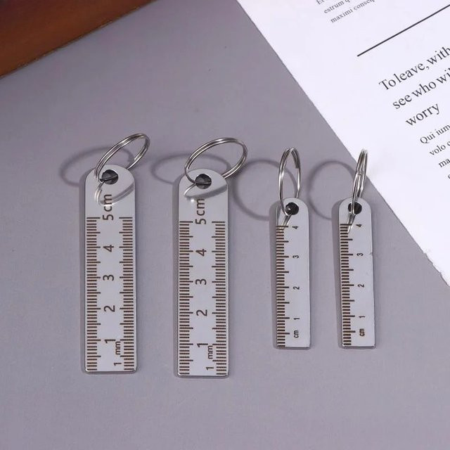 Mini Edelstahl-Lineal Schlüsselanhänger in Silber mit 1-5 cm Messbereich - Bild 1