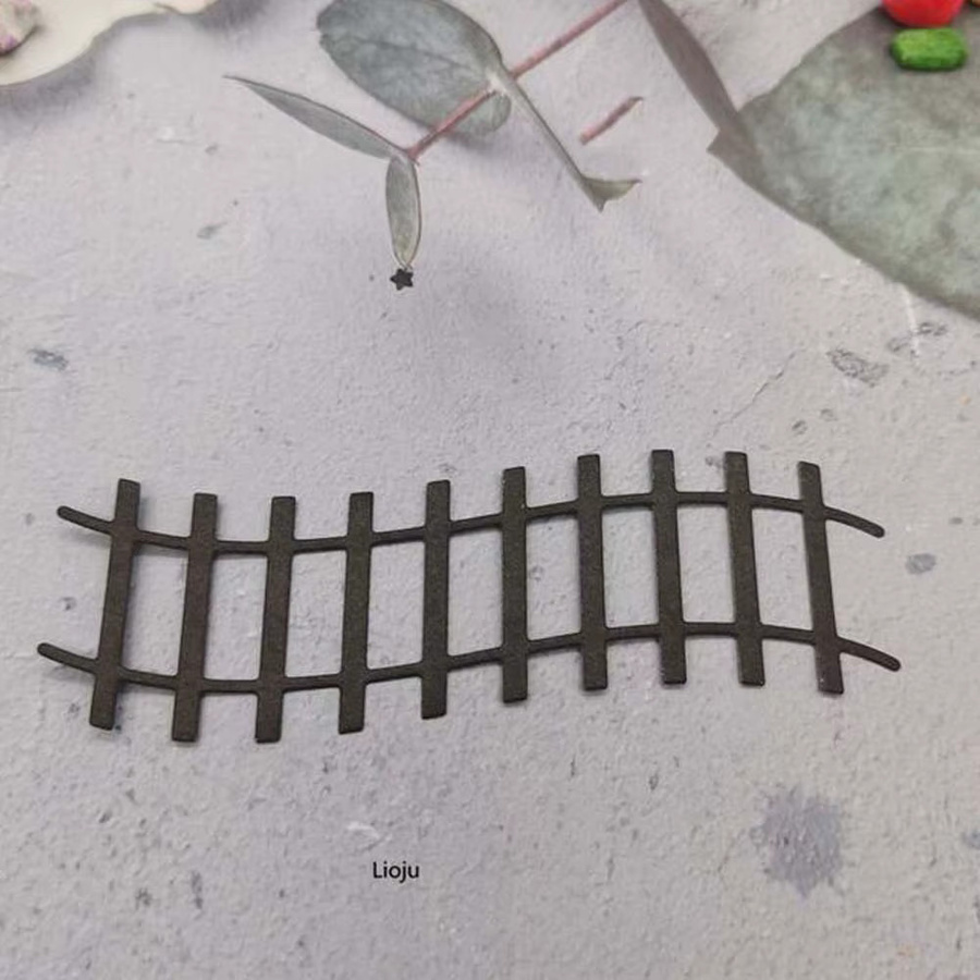 Metall-Schneidwerkzeug mit Bahngleis-Motiv für DIY Scrapbooking und Kartenherstellung in Silber/Grau - Bild 2