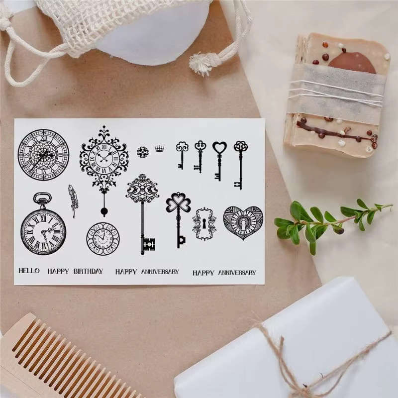 Transparenter Gummistempel mit Schlüssel und Taschenuhr Motiv für Scrapbooking und Kartenherstellung - Bild 2
