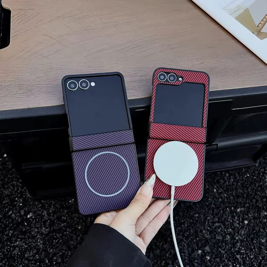 Magnetische Business-Handyhülle aus Kohlefaser für Samsung Z Flip 7, 6 und 5 in Schwarz mit Scharnier-Schutz und kabellosem Laden - Bild 2