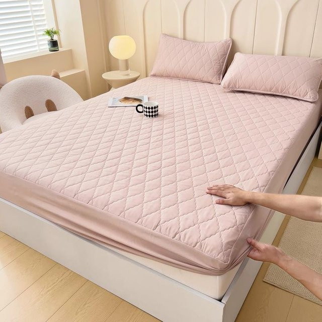 Wasserdichter Anti-Rutsch Gesteppter Spannbettlaken Matratzenschoner mit passendem Kissenbezug von Global Finds in Pink, Breite: 48 cm, Länge: 74 cm - Bild 1