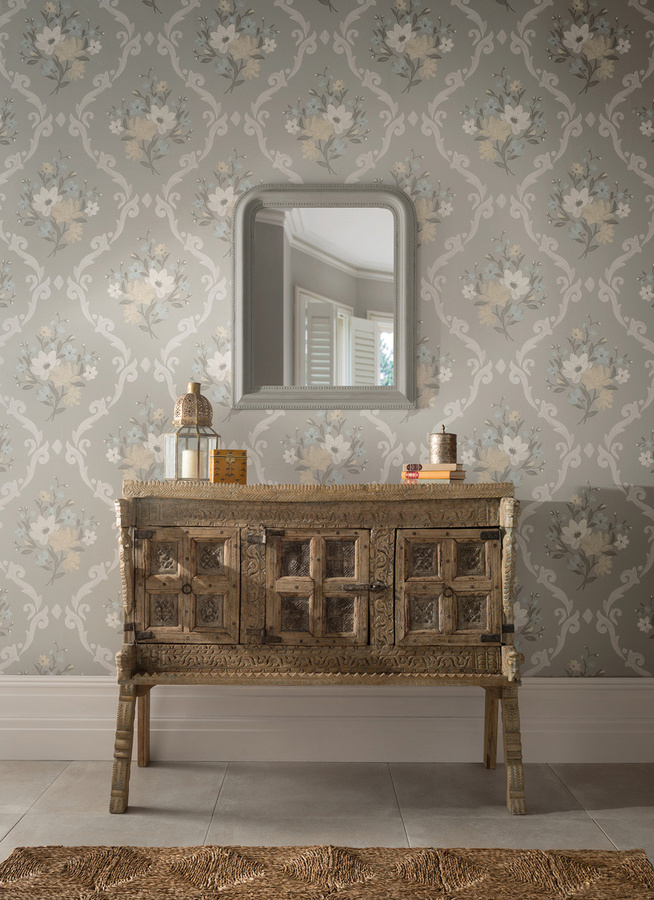 Tapete Almudaina von Osborne & Little in Grau und Pale Lemon mit floralem und botanischem Design (Vlies) - Bild 1