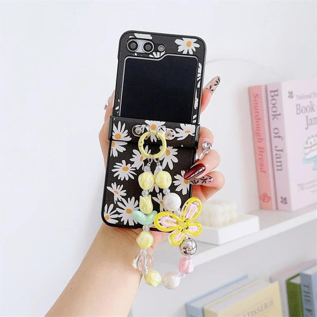 Samsung Galaxy Z Flip 6 5 4 3 5G Handyhülle aus PU Leder mit Chrysanthemen- und Schmetterlingsblumen-Design sowie Handschlaufarmband in Schwarz - Bild 1