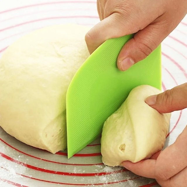 Grüner Kunststoff-Kuchen-Cremespatel und Teigmesser als vielseitiges Backwerkzeug - Bild 1