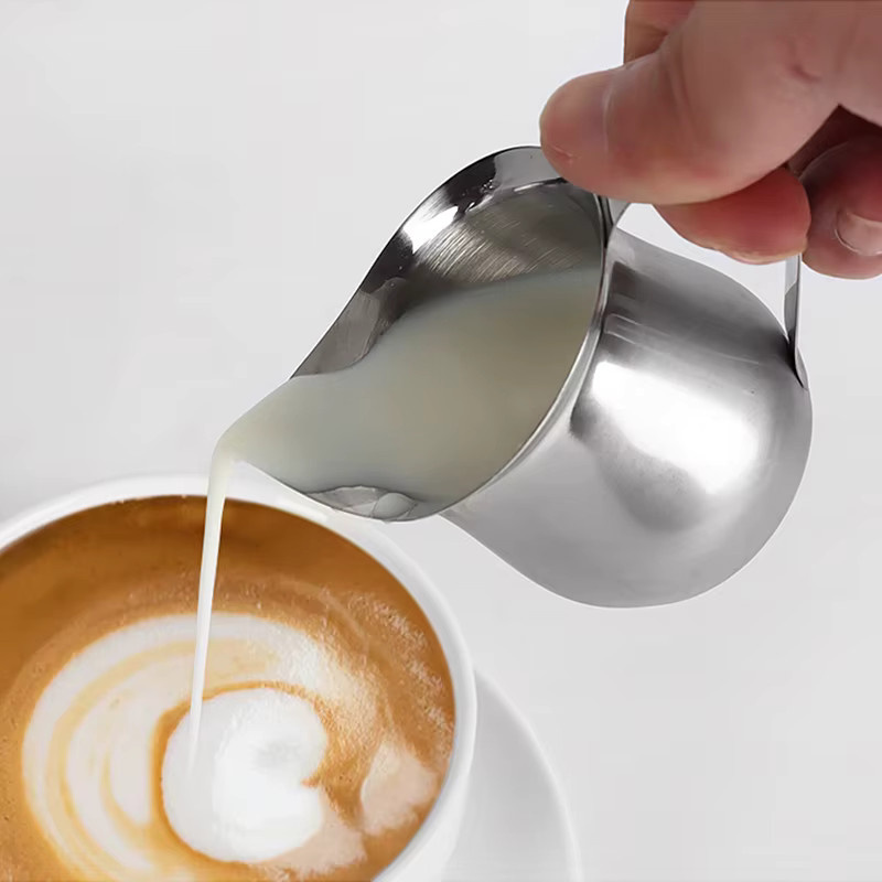 Edelstahl Milchkännchen und Messbecher mit Ausgießer in Silber, 60 ml bis 240 ml - Bild 3