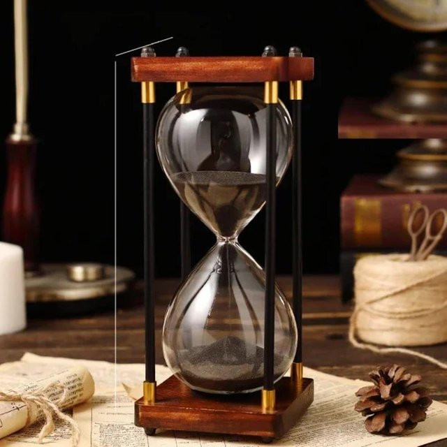 Dekorative Sanduhr aus Holz in Schwarz als Timer für Büro und Zuhause - Bild 1
