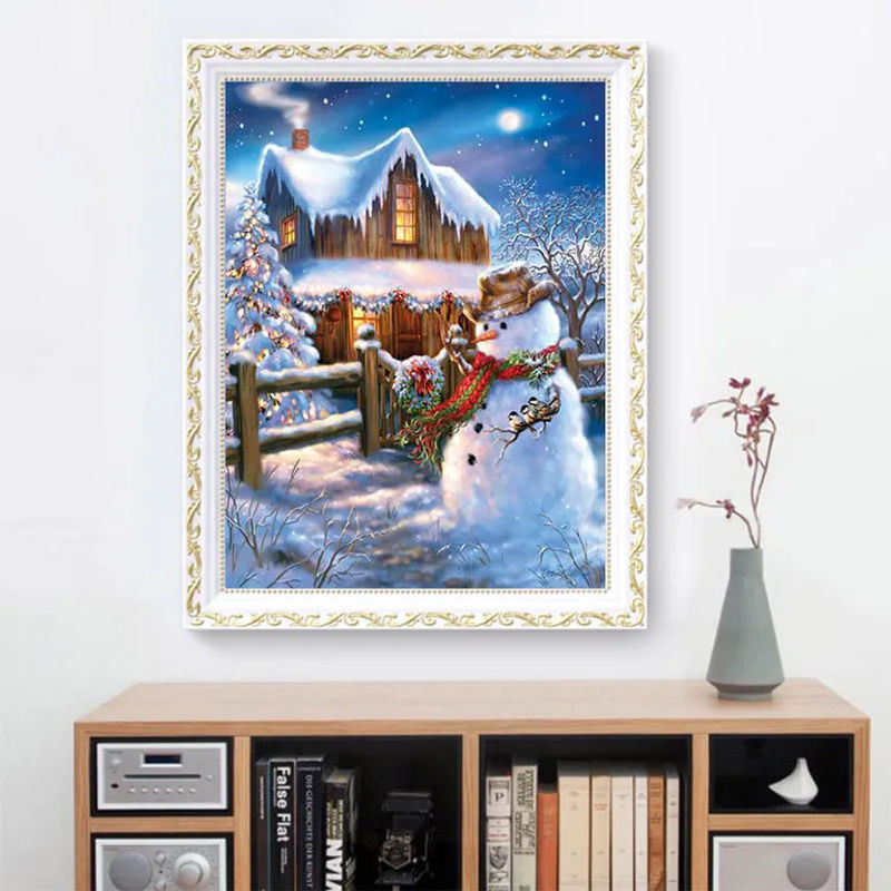 FIYO Diamant-Stickerei rundes Diamantgemälde Schneemann vor dem Haus mit Strasssteinen mehrfarbig B: 30 cm, H: 20 cm - Bild 1