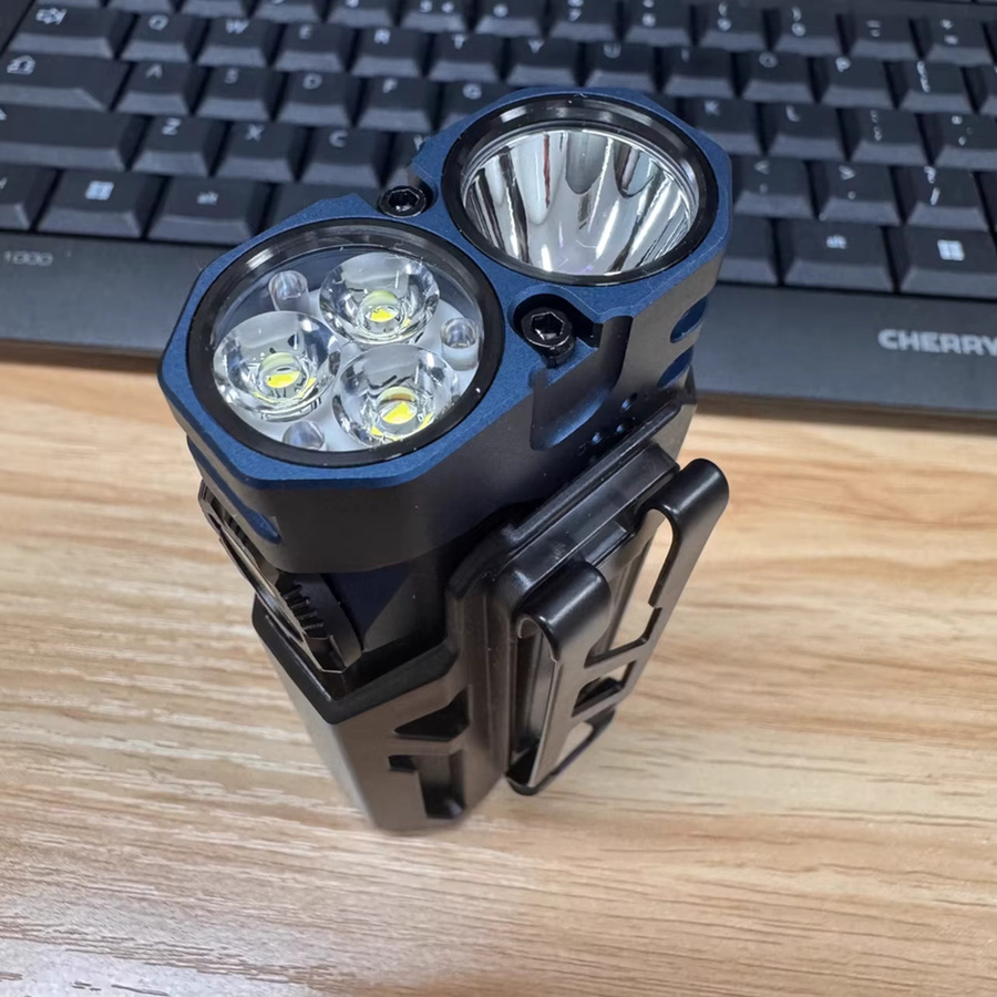 Nitecore LED-Taschenlampe mit 4360 Lumen, flaches Design mit Seitenlicht und Flutlicht, inklusive 8000 mAh Power Bank, Farbe: Blau - Bild 4