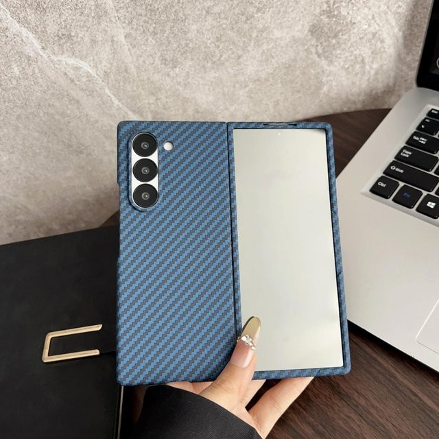 Premium Ultra Slim Magnetische Handyhülle aus Kohlefaser für Samsung Galaxy Z Fold 7 6 5 4 3 inklusive Bildschirm Vollfolie und Anti-Drop Schutz, Farbe: Blau - Bild 1