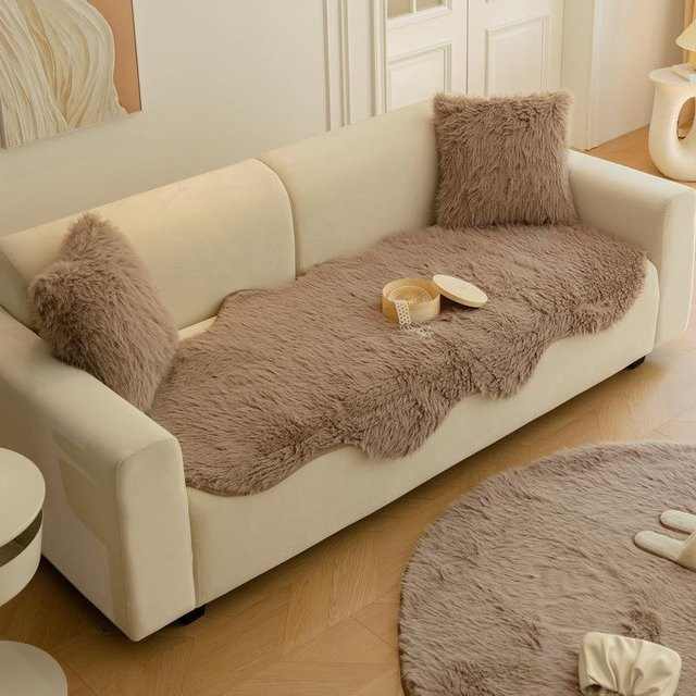 Unregelmäßiges Sofakissen aus Langplüsch in Braun, modernes und rutschfestes Couchkissen, B/H: 80 x 90 cm - Bild 1