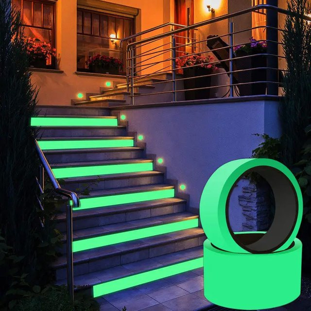 Selbstklebendes fluoreszierendes Sicherheitsband in Grün für Treppen und Bühnen als dekoratives Warnband - Bild 1