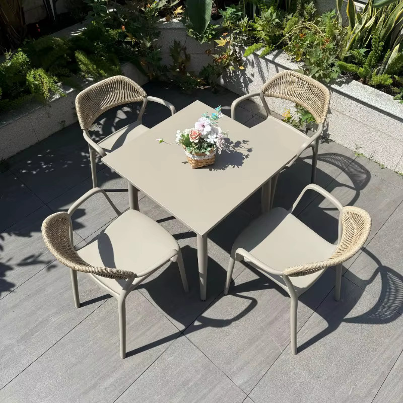 DUTRIEUX Moderner Esstisch in Beige mit quadratischer MDF-Laminatplatte und mattem Finish - Bild 1