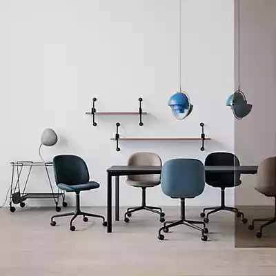 Gubi Multi-Lite Pendelleuchte in Messing und Dunkelblau, Durchmesser: 32 cm - Bild 1