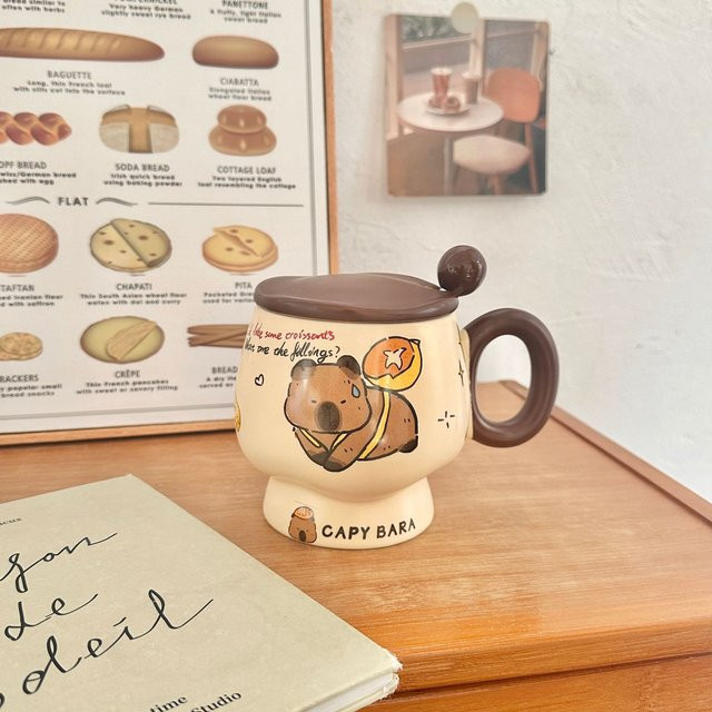 Yiran Furniture Capybara Keramiktasse mit Deckel und Löffel, Mehrfarbig, 350,5 ml - Bild 1