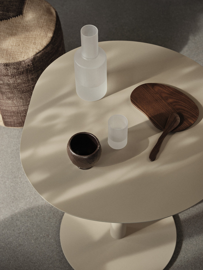 Ferm Living Pond Cafe Tisch in Beige, organisch geformt und höhenverstellbar - Bild 3