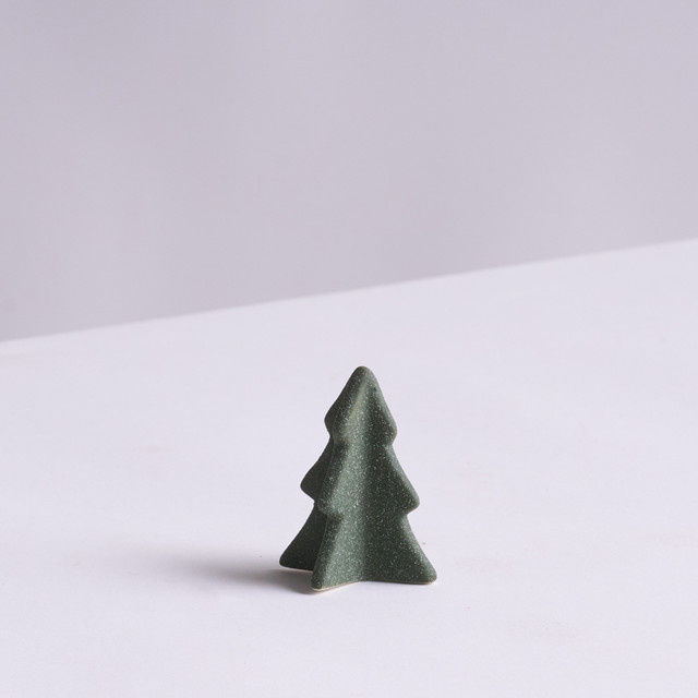 Keramik Dekoobjekt Tanne von Blume2000 in Grün und Weiß für Weihnachten - Bild 1