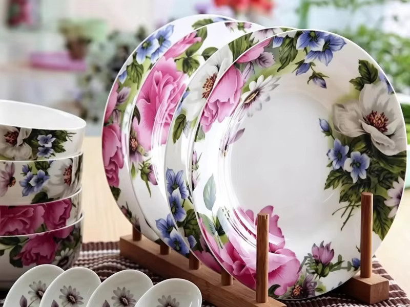 Bacugi 12-teiliges Bone China Geschirrset aus Porzellan mit floralem Blütenmuster in Weiß - Bild 2