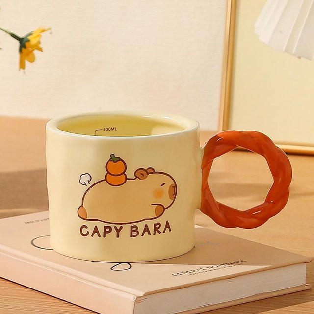 Yiran toy 1 Capybara Keramiktasse mit Deckel in Pink oder Gelb, 400 ml - Bild 1